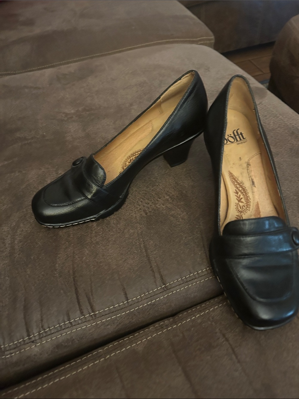 Sofft Black Leather Mid-Heel Loafer Pumps